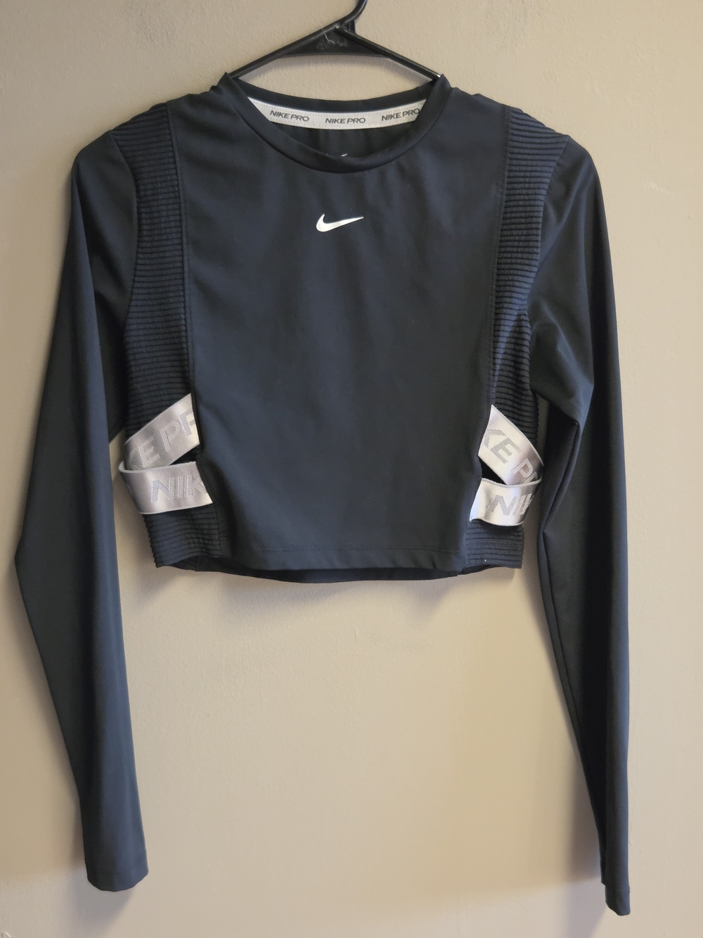 Nike Pro Women's Black Long-Sleeve Crop Top